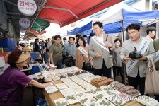 전통시장서 장보기 행사 나선 김진태 도지사와 원강수 원주시장 | 연합뉴스