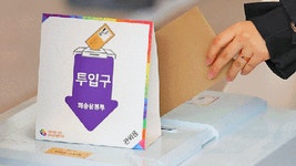 지지자들 손잡아 주는 문재인 | 연합뉴스