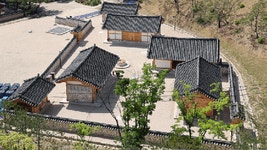 윤영하 소령 추모하는 동생 윤영민씨 | 연합뉴스