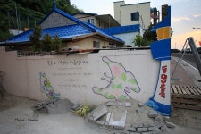 벽화 하나로 기분 좋아지는 묵호 등대오름길