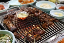 인천 효성동.. 어두운 길가에 있는 연탄갈비