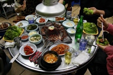 인천 효성동.. 어두운 길가에 있는 연탄갈비
