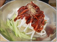 동화마을 잔칫날 비빔국수, 잔치국수