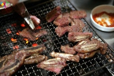 양재역 맛집 추억의 연탄갈비, 제주 흑돼지와 한라산 소주에 혀를 맡기다