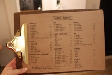 (강원도/ 묵호 & 천곡동 ) - 컴홈 < 가정집을 개조해서 만든 카페로 따뜻한 느낌과 달달한 디저트가 있는 !! >