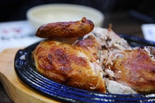 [화정호프집]돌돌 돌려가며 기름기를 최소화 하여 통닭이 담백한 참나라 한방통닭