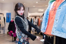 오즈세컨 매장 방문한 현아 패션