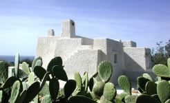This sustainable bioclimatic home is made of volcanic ash and prickly pear fibers