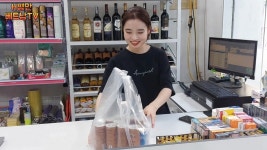 베트남 편의점에 얼짱녀!!! 매일 오고 싶게 만드는 예쁜 여직원이 있는...근데 산수에 약한 ㅋㅋㅋ