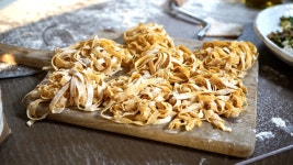 A Medieval Hamlet - Bobby and Giada in Italy (Series 1, Episode 3) - Apple TV (UK)