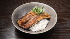 茄子の蒲焼き丼・中村和成シェフの ヒトサラ レシピ（シーズン1、第1話） - Apple TV (日本)
