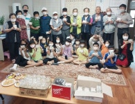 장안구청 > 장안 홍보관 > 수원시 다함께 돌봄센터, 장안구 영화경로당 어르신들게 직접 빚은 송편 나눔