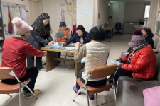 장안구청 > 장안 홍보관 > 수원시 장안구 연무동, 경로당 어르신 대상 ‘새빛돌봄패키지’ 홍보