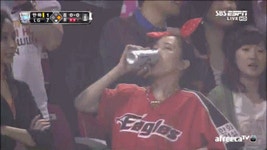 한화 응원녀 레전드 맥주녀 맥주 마시는 모습 응원 야구 경기장 빡침 - 상황별 짤방 모음 오늘의짤방