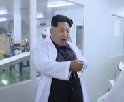 북한 김정은 팔흔드는 움짤 흰색 가운 - 오늘의짤방