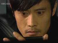 이병헌 표정 놀라는 깜놀 깜짝 휴대폰 보면서 장면 - 오늘의짤방