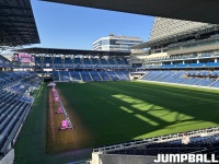 [점프볼 in 나가사키] “스고이” 이현중 유니폼은 ‘없어서 못 판다’…농구장 옆 축구장까지