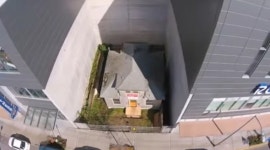 KJCLUB - 퇴거 거부로 빌딩에 둘러싸이는→관광 자원화.