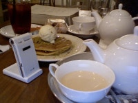 홍대 카페에서....부제: white > 푸드 - KMUG 케이머그