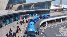 여객선 타고 떠나는 韓 관광...中 롄윈강항, 봄맞이 여행객으로 북적-Xinhua