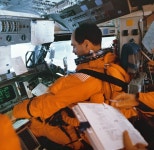 STS-35 Pilot Gardner with descent checklist on OV-102s forward flight deck — Google Arts & Culture STS-35 Pilot Gardner with... 