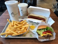 SHAKE SHACK, 서울특별시 — 대한민국 서울특별시 중구 광희동 18-12, 개방 시간 SHAKE SHACK, 서울특별시 —  대한민국 서울특별시 중구... 