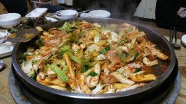 우미닭갈비, 춘천시 — 대한민국 강원도 춘천시 온의동 65-34, 전화 033-257-1919, 개방 시간 우미닭갈비, 춘천시 —  대한민국 강원도... 