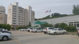 상봉화인APT, Jinju-si — Coréia do Sul Gyeongsangnam-do Jinju-si 상봉서동 상봉대룡길 18, telefone 055-745-6683... 