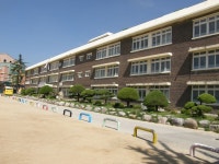 황지초등학교, Taebaek-si — South Korea Gangwon-do Taebaek-si 황지동 84-1, ફોન 033-550-1500 황지초등학교, Taebaek-si... 