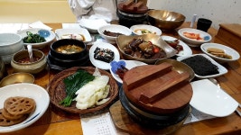 육부촌, Gyeongju-si — South Korea Gyeongsangbuk-do Gyeongju-si 동천동 144-1, ફોન 054-776-6676 육부촌, Gyeongju-si... 