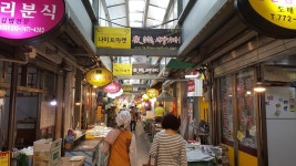 성동시장, Gyeongju-si — South Korea Gyeongsangbuk-do Gyeongju-si 성동동 원화로281번길 11, phone 054-772-4226, opening hours... 