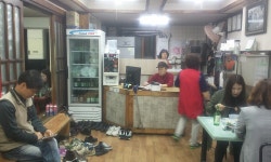 까치둥지, Wonju-si — South Korea Gangwon-do Wonju-si 단구동 500-1, síminn 033-761-8008, opnunartími 까치둥지, Wonju-si... 