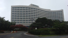 호텔현대 경주, Gyeongju-si — South Korea Gyeongsangbuk-do Gyeongju-si 신평동 477-2, teléfono 054-748-2233 호텔현대 경주... 