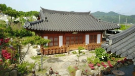 Gyeongju-si 율동 도초길 124-31, phone 010-9558-6718, opening hours 경주한옥펜션, Gyeongju-si —  South Korea Gyeongsangbuk-do... 