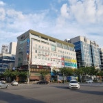 우리은행 상무지점, クァンジュ広域市 — 韓国 クァンジュ広域市 서구 치평동 1216, 電話 062-384-3143, 営業時間 우리은행 상무지점... 