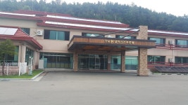 더케이 설악산가족호텔, 속초시 — 대한민국 강원도 속초시 대포동 설악산로 470-7, 전화 033-639-8100 더케이 설악산가족호텔, 속초시... 