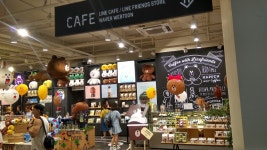 라인프렌즈 플래그십 스토어 가로수길점, 서울특별시 — 대한민국 서울특별시 강남구 신사동 도산대로13길 27, 전화 02-3448-1764, 개방... 