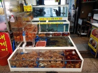 대포항수산시장, Sokcho-si — Corea del Sud Gangwon-do Sokcho-si 대포동 대포항희망길 59, telèfon 033-637-0210, horari d... 