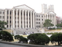 경희대학교 서울캠퍼스, 서울특별시 — 대한민국 서울특별시 동대문구 회기동 경희대로 26, 전화 02-961-0114 경희대학교 서울캠퍼스... 