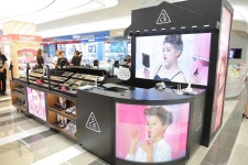 3CE 롯데면세점 제주점( 3CE Duty Free Shop ), 濟州市 — 韓国 濟州特別自治道 濟州市 연동 도령로 83 제주연동롯데시티호텔 1~3층... 