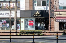 아디다스 진주 신안점, Jinju — Corée du Sud Gyeongsang du Sud Jinju 평거동 146, téléphone 055-748-0006, heures douverture... 