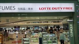 롯데면세점 인천공항점, Incheon — South Korea Incheon 중구 운서동 공항로 272, ಫೋನ್ 032-743-7779, ಆರಂಭಿಕ... 