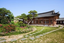 전주한옥마을 인재고택 학인당(HAGINDANG) 學忍堂, 전주시 — 대한민국 전라북도 전주시 완산구 교동 105-4, 전화 063-284-9929, 개방... 