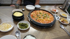 노루뫼부대찌게, 속초시 — 대한민국 강원도 속초시 교동 973... 033-635-2636 노루뫼부대찌게, 속초시 —  대한민국 강원도 속초시... 