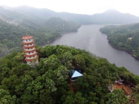 If you were caught short, would you dare try Chinas latest attraction, a glass toilet? Chinas latest attraction is a glass toilet