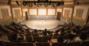 [문화 산책] 도심 속 전통문화의 향연, 국악 전문 공연장 ‘서울돈화문국악당’을 거닐다 > 서울사랑 > 서울이야기 > 시민소통 > 정보소통광장 [문화... 