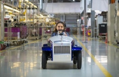 Rolls-Royce brings cheer to a children’s hospital with a kid sized car! : Luxurylaunches