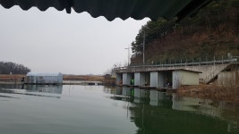 어우실지 유료낚시터 > 오염원이없는 청정지역입니다 어우실지 : 낚시사랑