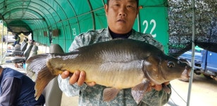 폭포낚시터 유료낚시터 > 폭포낚시터에서 향어가 진짜 폭포처럼 쏟아졌다!! : 낚시사랑