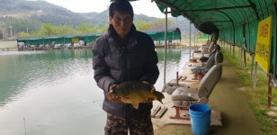 폭포낚시터 유료낚시터 > 폭포낚시터에는 함께하는 즐거움이 있다! : 낚시사랑